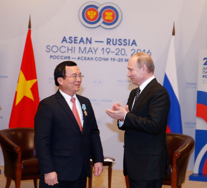 Tong Thong Putin Tang Huan Chuong Huu Nghi Lb Nga Cho Chu Tich Hdtv Pvn Nguyen Quoc Khanh